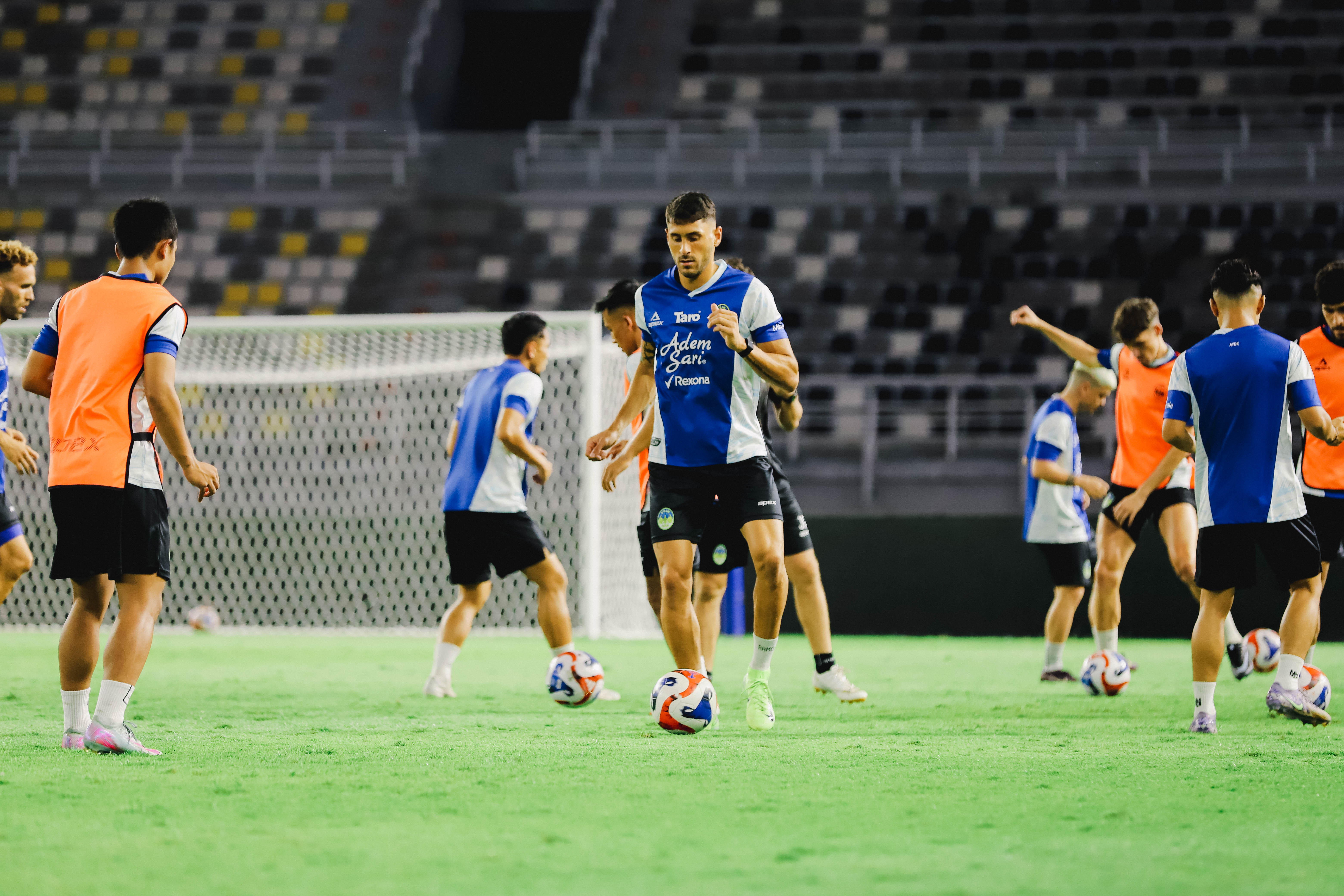 HADAPI LAGA PERDANA: Sesi official training PSIM Jogja di GBT sebelum menghadapi Persebaya Surabaya, Jumat (8/8).