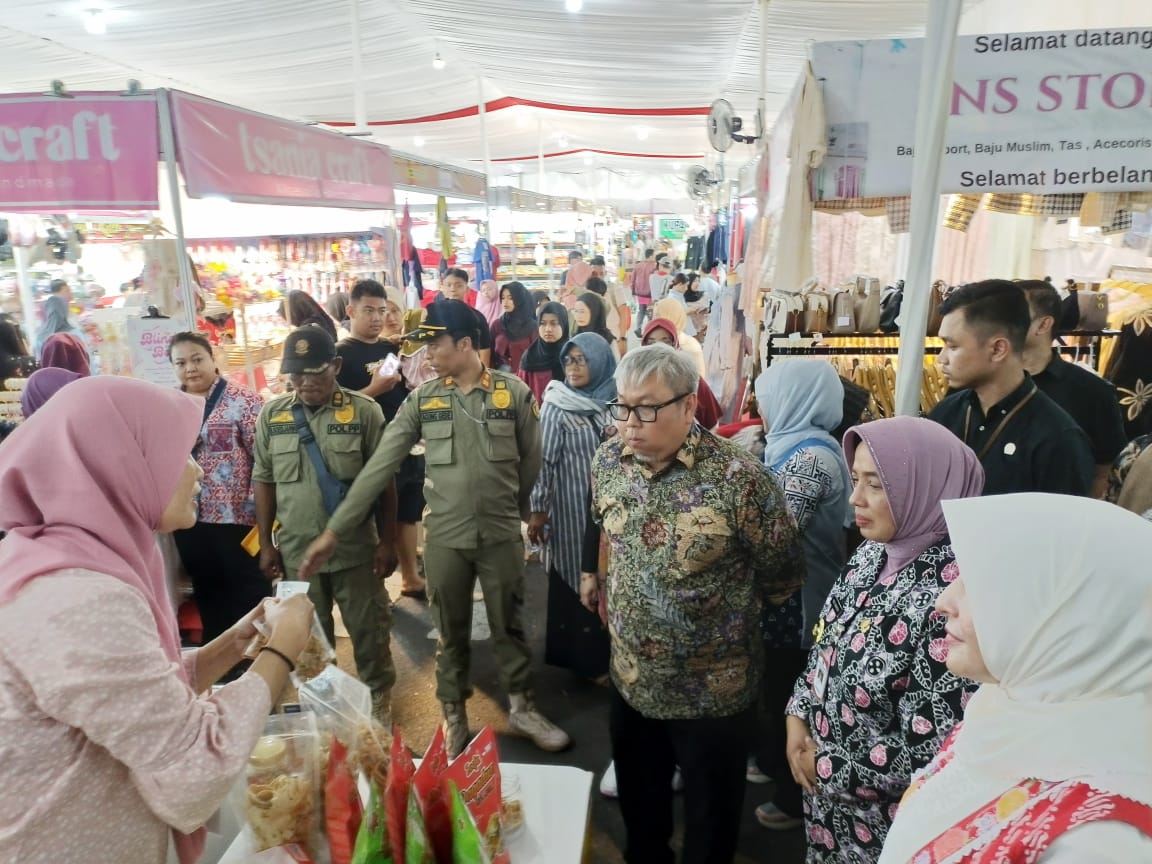 Deputi Bidang Usaha Mikro Kementerian UMKM Temmy Satya Permana didampingi Bupati Purworejo Yuli Hastuti mengecek lapak pameran Borobudur Indonesia Expo 2025. (M Hafied/Radar Jogja)