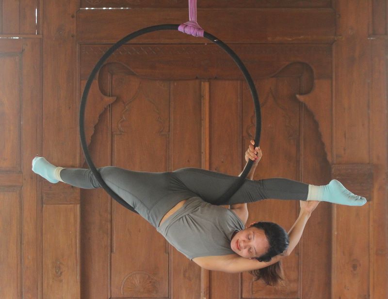 Coach Lelly saat berlatih aerial yoga di Kula Yogaerial, Kota Jogja