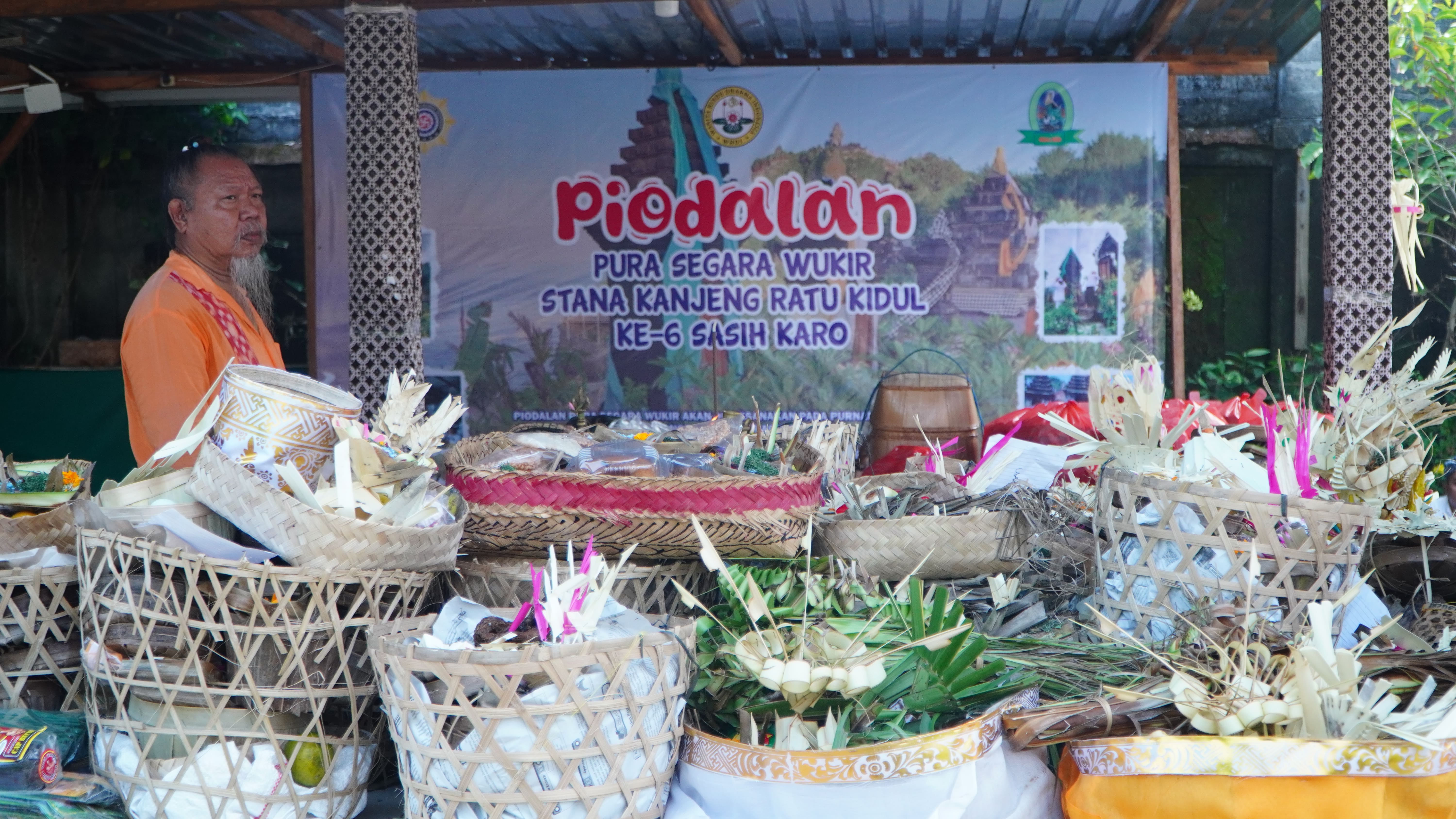 Ratusan umat Hindu dari berbagai penjuru Yogyakarta dan Pulau Bali mulai berkumpul untuk mengikuti Upacara Piodalan ke-6 Sasih Karo pada Jumat (8/8).