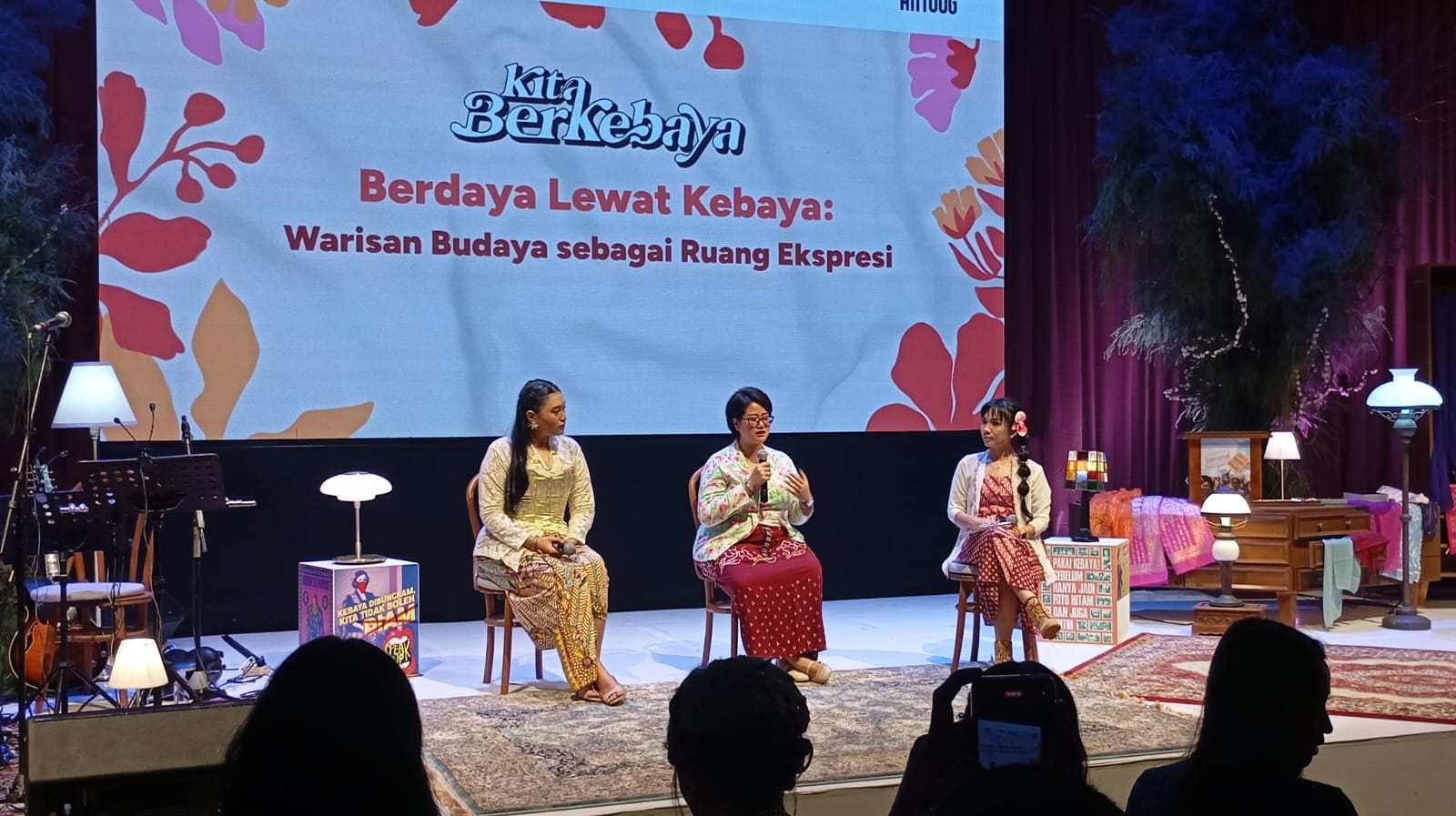 Suasana diskusi dalam kegiatan Kita Berkebaya yang diselenggarakan di Jogja National Museum (JNM) pada Kamis (7/8/2025) malam.