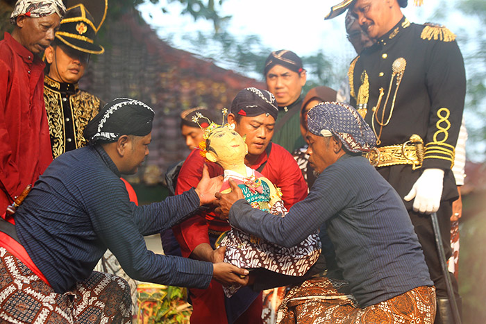 LESTARI: Prosesi penyembelihan Bekakak yang diwujudkan dalam bentuk sepasang boneka pengantin bernama Tirto Dono Jati dan Tirto Nyi Mayangsari, Jumat (8/8/2025).