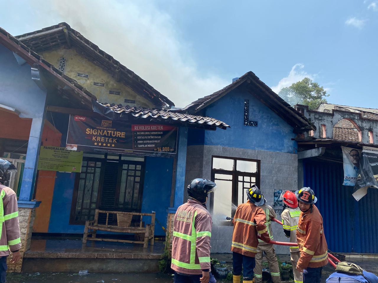 Petugas pemadam kebakaran Kabupaten Magelang melakukan pemadaman api di Tempuran, Kabupaten Magelang, Jumat (8/8).