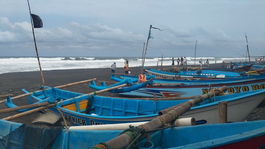BERJEJER: Banyak perahu di pinggir Pantai Depok yang tidak melaut karena gelombang tinggi pada Jumat (8/8)