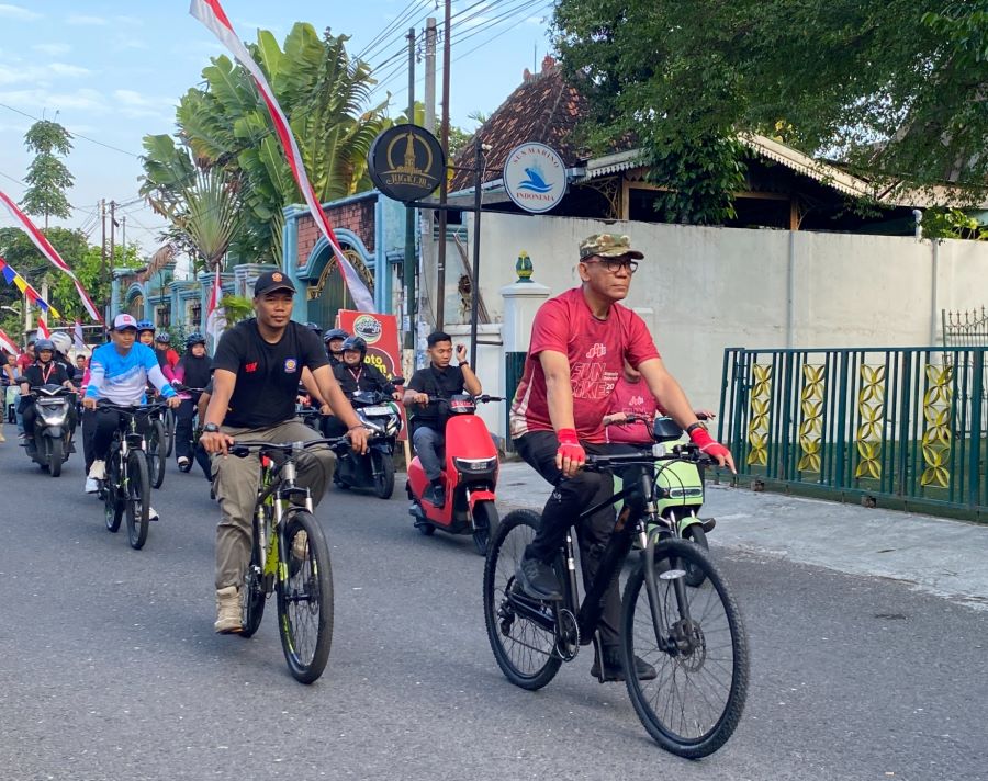 Wakil Wali Kota Yogyakarta, Wawan Harmawan, S.E., M.M, (depan) bersama sejumlah peserta Rakernas JKPI XI 2025 menyusuri jalan sekitar Alun-Alun Selatan Kota Yogyakarta, Kamis (7/8/2025).