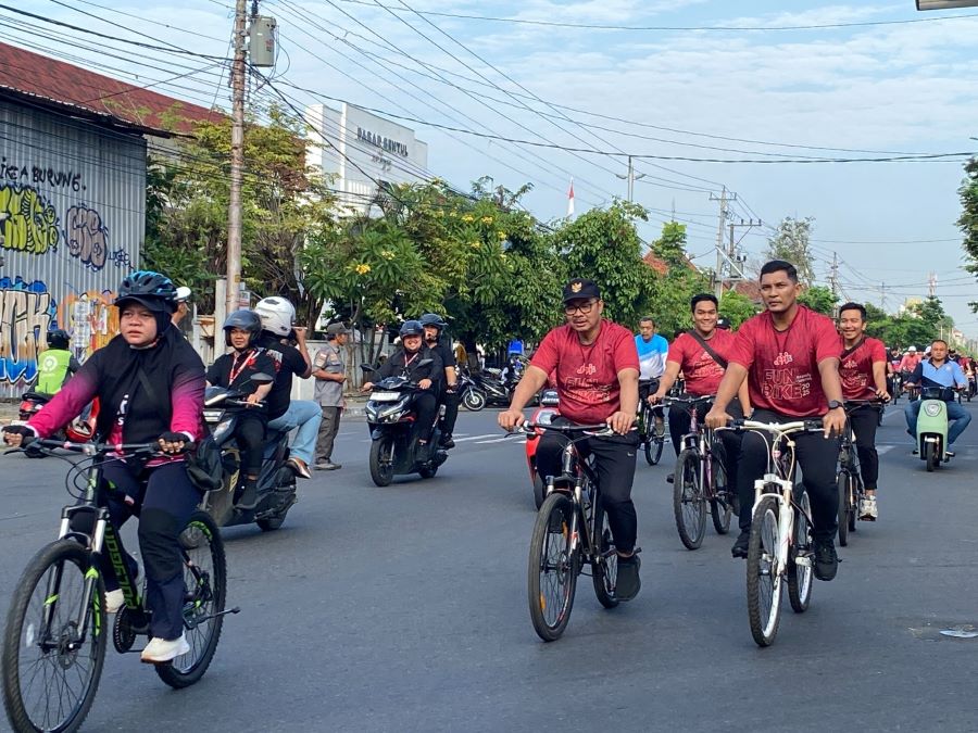 Wali Kota Yogyakarta, Dr. (H.C.) dr. H. Hasto Wardoyo, Sp.OG (K), (tengah, depan) bersama sejumlah peserta Rakernas XI JKPI 2025 melintasi Jalan Sultan Agung Yogyakarta, Kamis (7/8/2025).