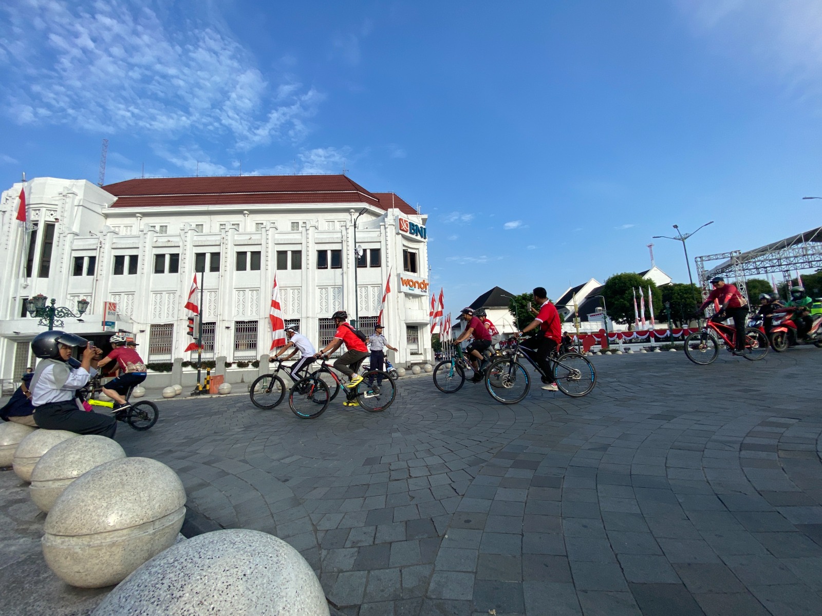 Peserta Funbike dalam rangkaian Rakernas JKPI XI 2025 saat melewati kawasan Titik Nol Kilometer Yogyakarta yang termasuk dalam kawasan Sumbu Filosofi Yogyakarta, Kamis (7/8/2025).
