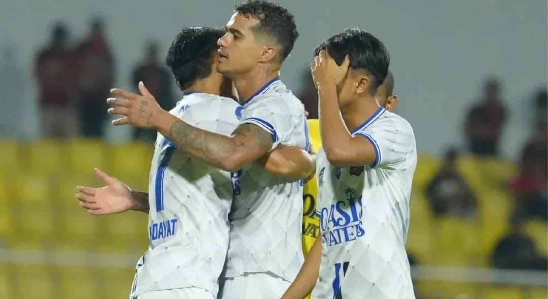 Selebrasi pemain Persijap Jepara setelah Carlos Franca mencetak gol di menit akhir pertandingan dalam hasil imbang 1-1 atas tuan rumah PSM Makassar