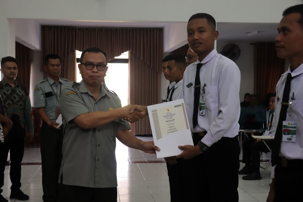 Mahasiswa Polbangtan Yoma saat mendapatkan sertifikat kompetensi dari Badan Nasional Sertifikasi Profesi.