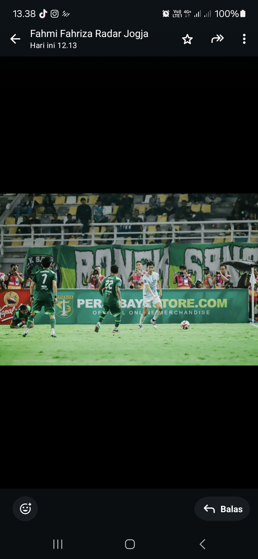 Aksi bek PSIM Jogjakarta Yusaku Yamadera saat mengawal lini pertahanan Laskar Mataram dalam laga melawan Persebaya Surabaya.
