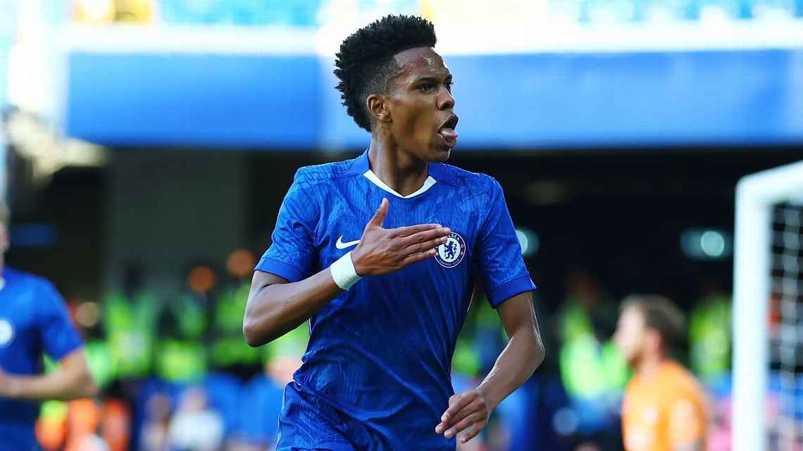 Selebrasi Estevao setelah mencetak gol debutnya untuk Chelsea dalam kemenangan 2-0 atas Bayer Leverkusen di laga pramusim