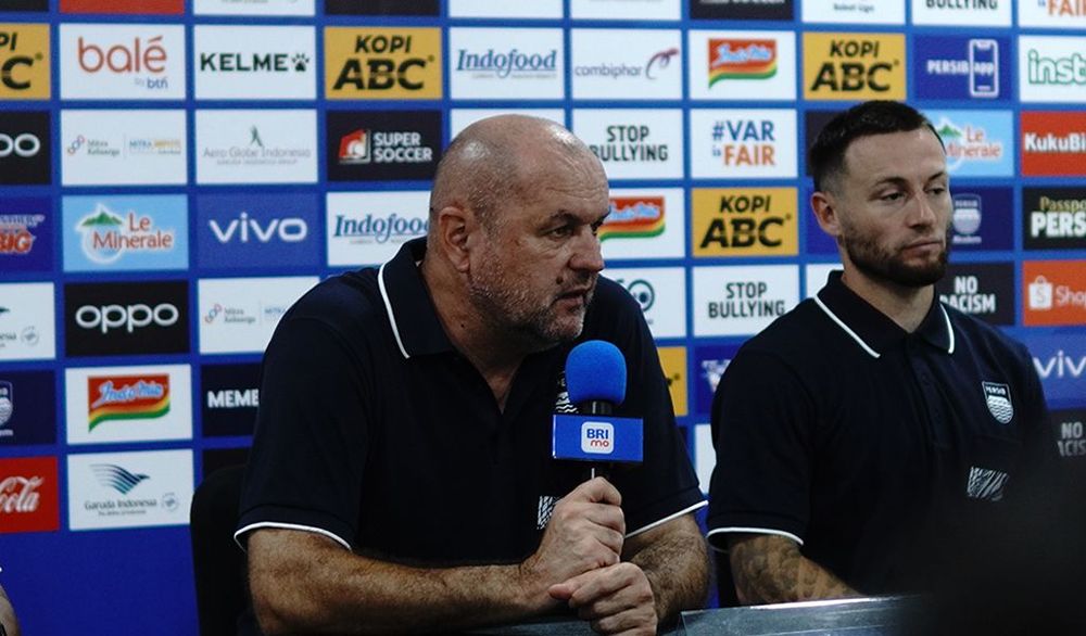 Pelatih Persib Bandung, Bojan Hodak bersama Marc Klok dalam sesi pers pre match BRI Super League melawan Semen Padang