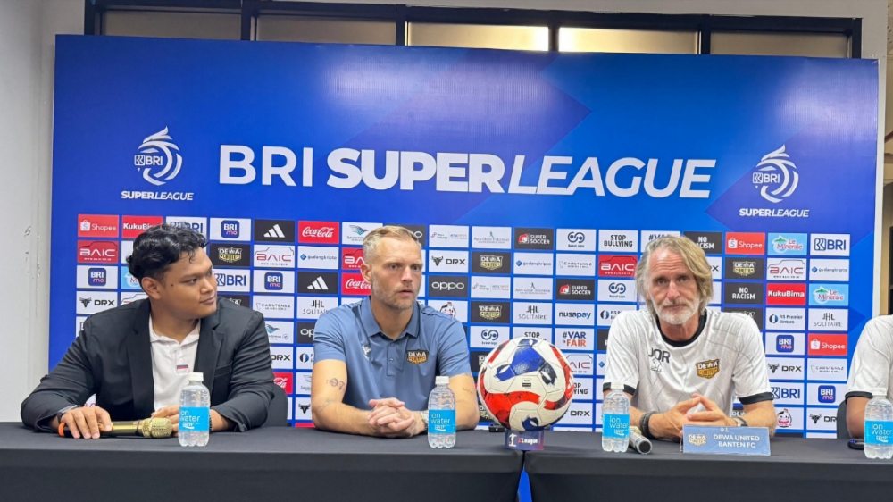 Pelatih Dewa United, Jan Olde Riekerink didampingi Sonny Stevens dalam sesi pers pre match melawan Malut United di BRI Super League 2025/26