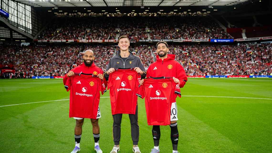 Bryan Mbeumo, Benjamin Sesko dan Matheus Cunha diperkenalkan langsung di Old Trafford oleh Manchester United sebagai rekrutan anyar