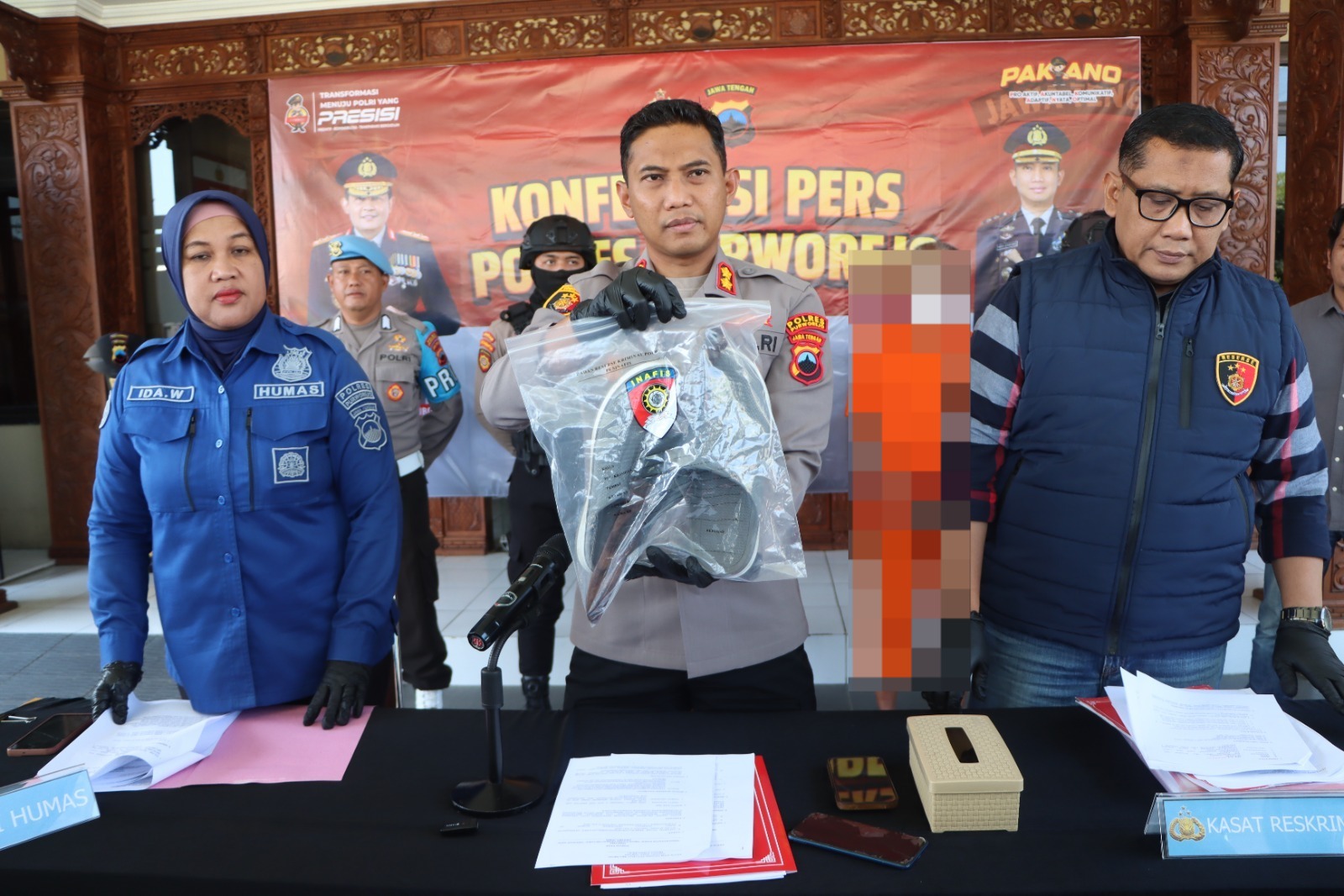 Kapolres Purworejo AKBP Andry Agustiano menunjukkan barang bukti atas kasus perampokan dengan modus pecah kaca mobil. (Dokumentasi Polres Purworejo)  &nbsp;