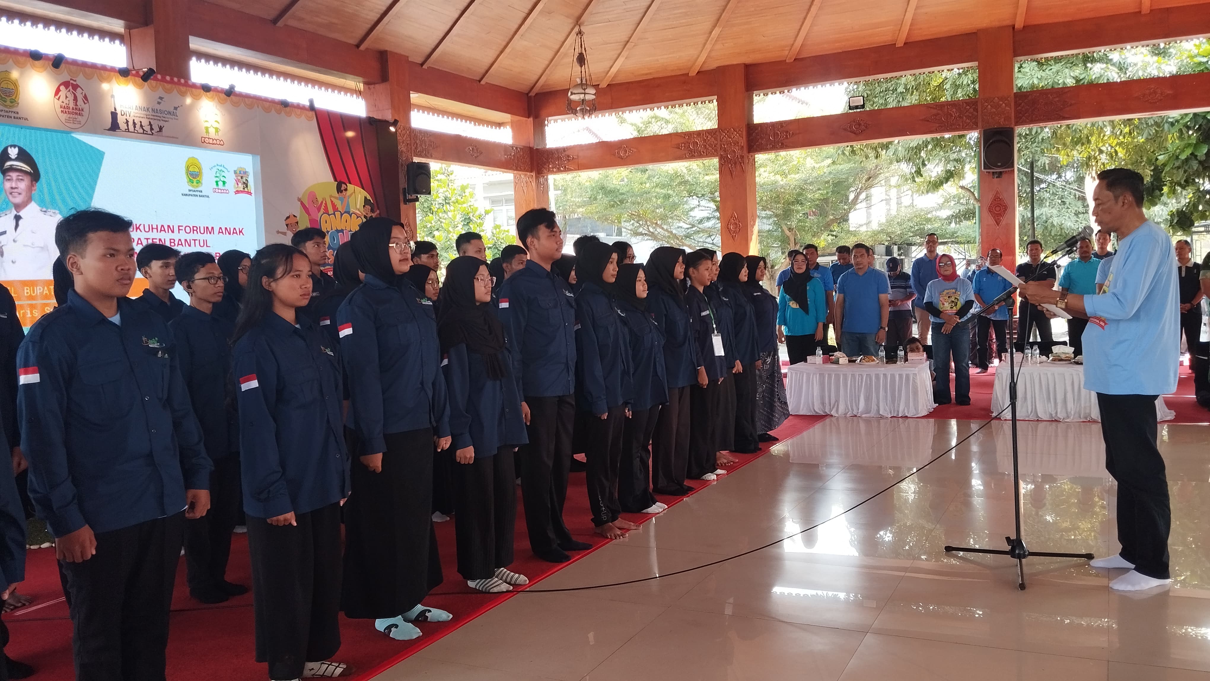 DILANTIK: Anggota Forum Anak Bantul periode tahun 2025/2027 sedang dilantik oleh Wakil Bupati Bantul Aris Suharyanta dalam acara Hari Anak Nasional