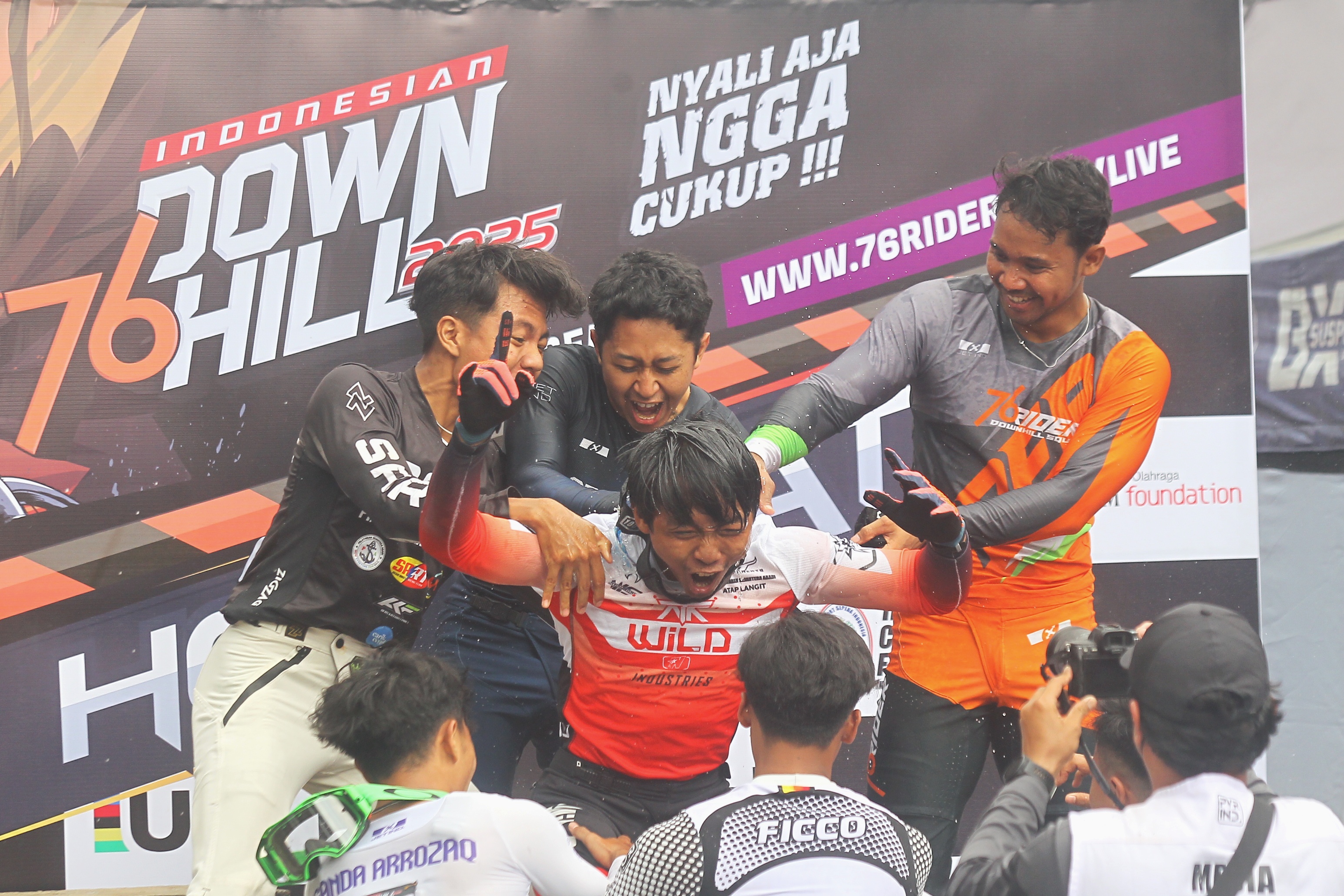 Selebrasi pemenang 76 Indonesian Downhill