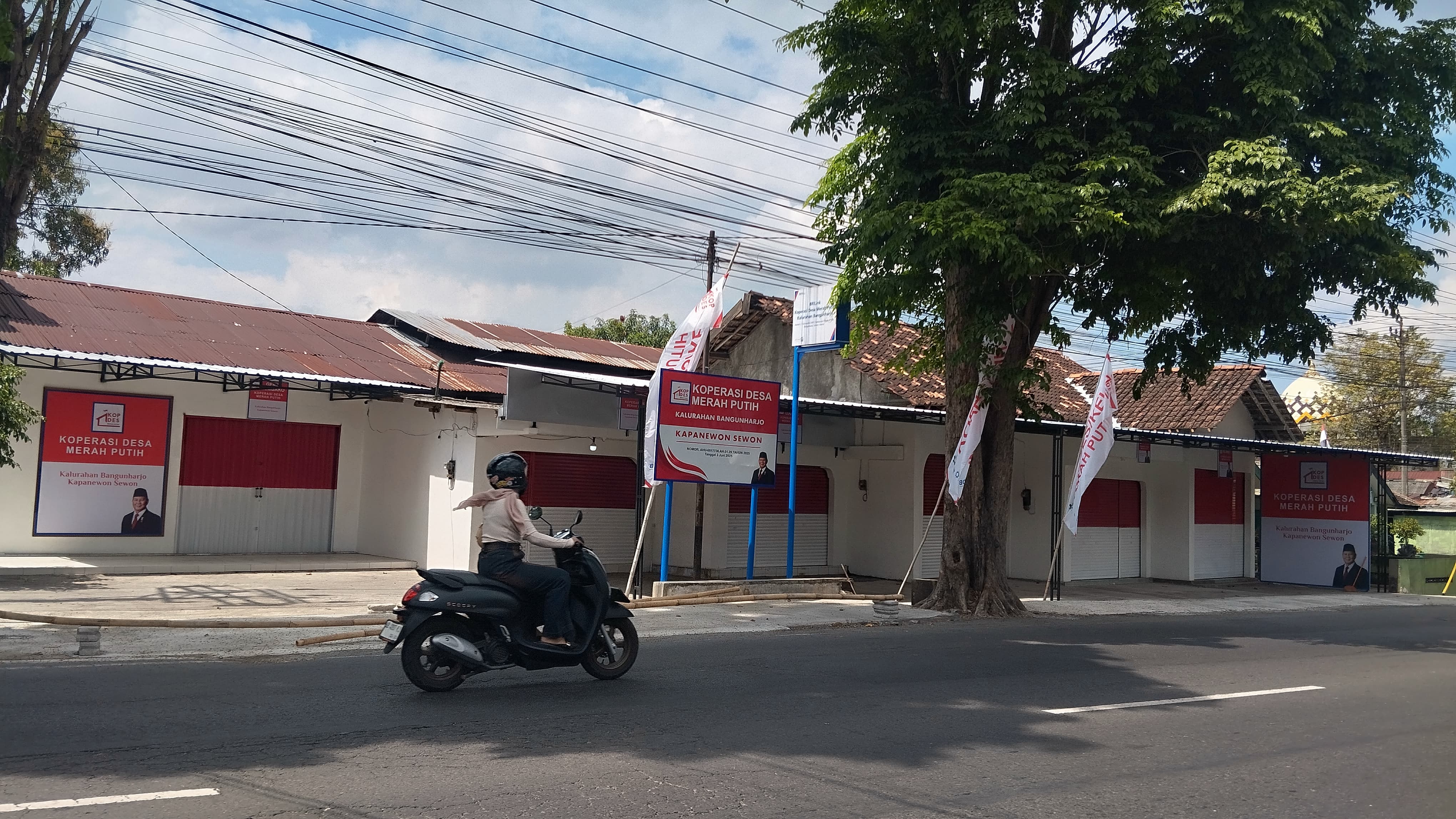 LTUTUP: kondisi Koperasi Desa Merah Putih (KDMP) Bangunharjo pada Minggu (10/8).