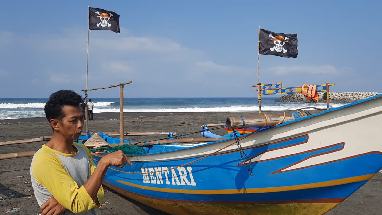 MENDARAT: Nelayan Congot Nur Ahmad menjelaskan alasan pemasangan bendera One Piece.