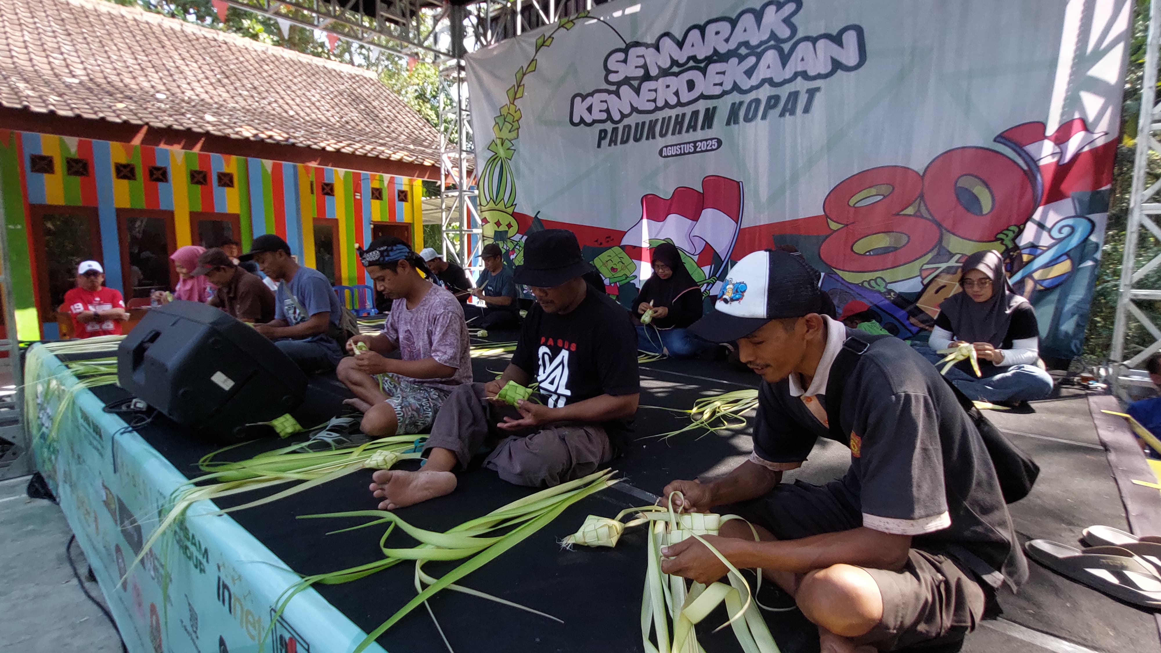 Warga Padukuhan Kopat merangkai penjor pernikahan dan ketupat.