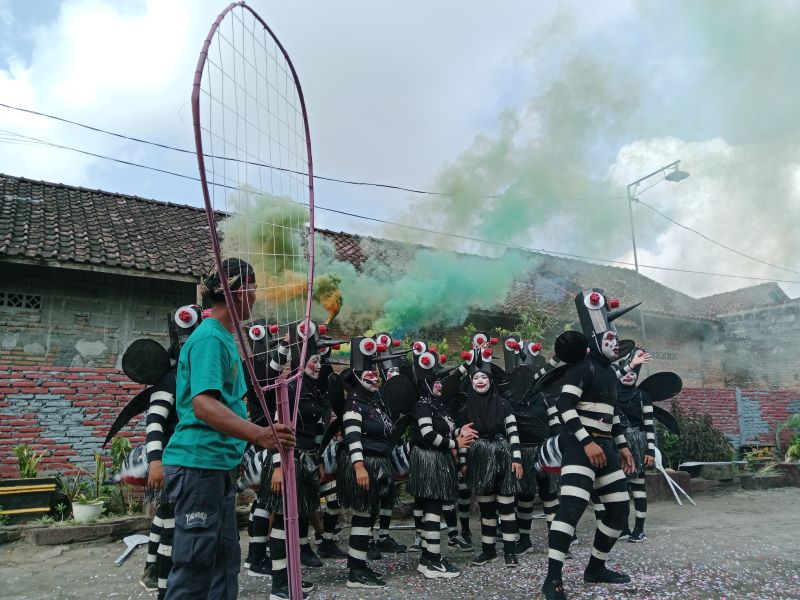 KREATIF: Warga Padukuhan Demangan, Maguwoharjo, Depok, Sleman menggelar lomba gerak jalan dengan kostum unik Minggu (10/8).