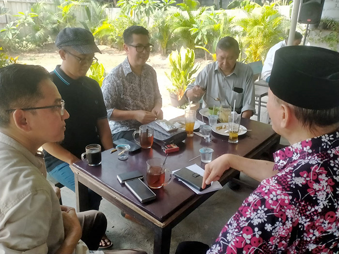 BERBAGI PENGALAMAN: Nasrullah Krisnam (membelakangi kamera) berdiskusi dengan Syauqi Soeratno, Sri Widya Supena, RM. Sinarbiyat Nujanat dan  Budi Santoso di sela reuni aktivis.