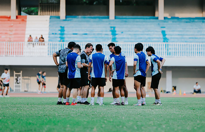 Pelatih PSIM Jean Paul van Gastel saat memimpin latihan dengan anak asuhnya.