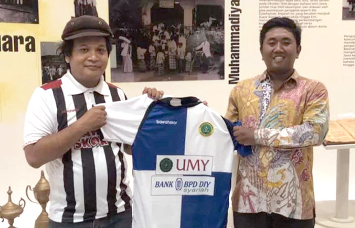Fajar Junaedi (kiri),&nbsp;Dosen Ilmu Komunikasi UMY dan pengamat sepak bola.