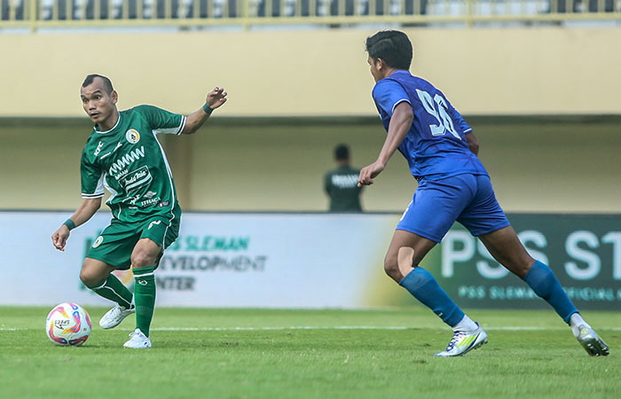 Pemain PSS Riko Simanjuntak (kiri). PSS menelan kekalahan 1-2 dari Sumsel United dalam laga uji coba secara terbuka di Maguwoharjo International Stadium (MagIS), Sleman, Sabtu (9/8) sore lalu.