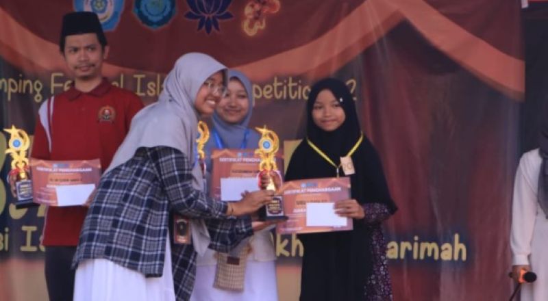 Pemberian hadiah untuk Nabila Rafa kader tahfidz Kota Jogja raih juara 1 MHQ Juz 30 diajang gafesco.