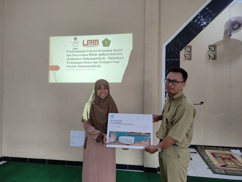 Dosen D4 Akuntansi Lembaga Keuangan Syariah UMY Puspita Dewi Wulaningrum dan inovasi website buatannya.