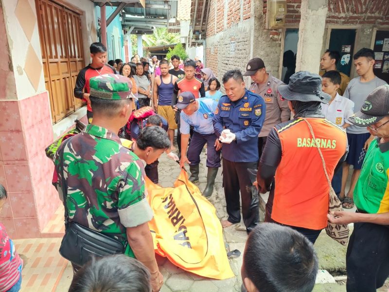 EVAKUASI: Tim SAR gabungan saat mengangkat jenazah Arifin Saefuloh, 30, warga Desa Wonokriyo, Gombong yang ditemukan meninggal di Sungai Gombong.