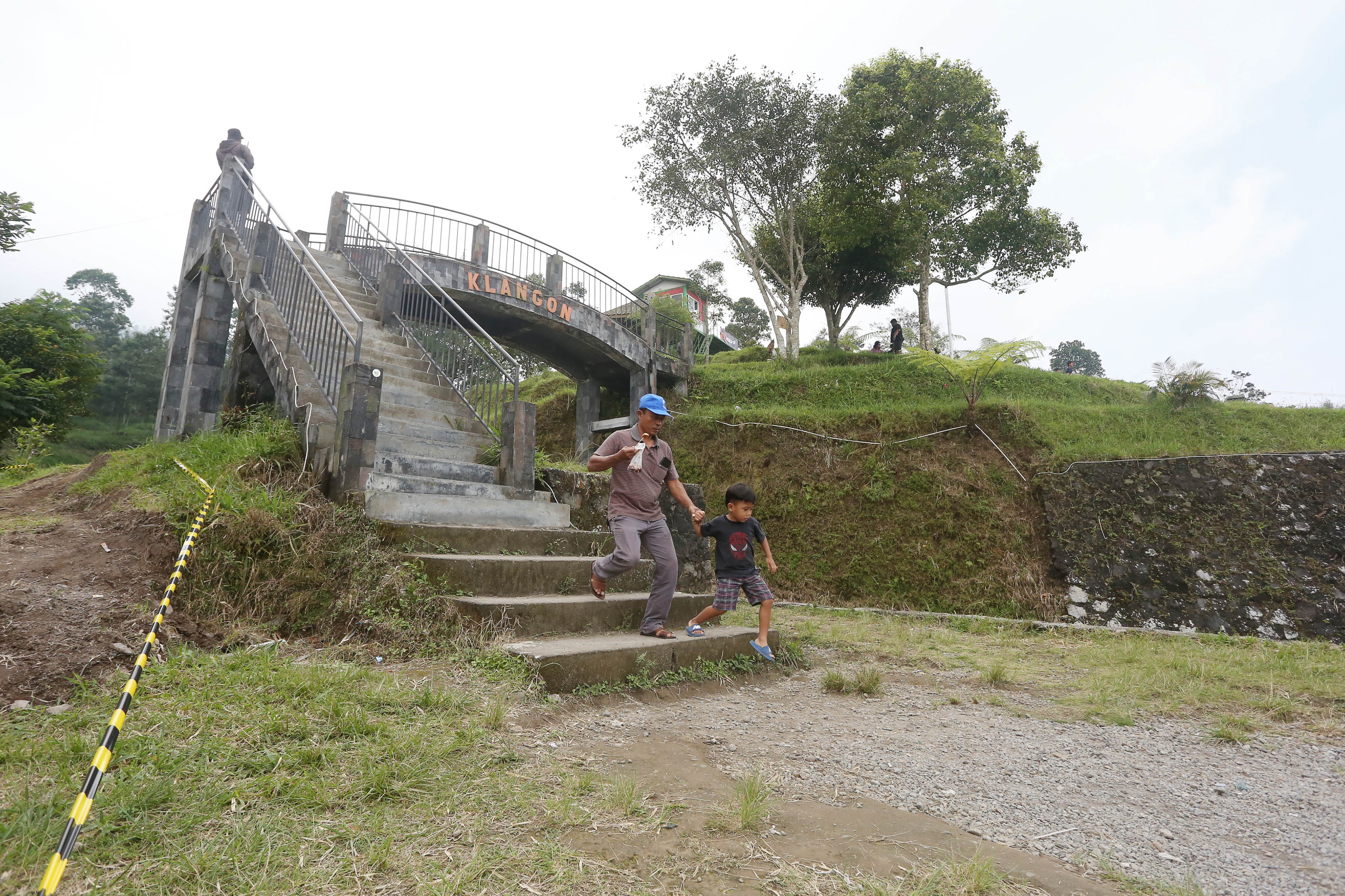 MASIH DITUTUP: Wisatawan menikmati suasana obyek wisata Bukit Klangon, Cangkringan, Sleman, kemarin (10/8). Pendakian Gunung Merapi hingga saat ini masih ditutup karena masih berstatus siaga.