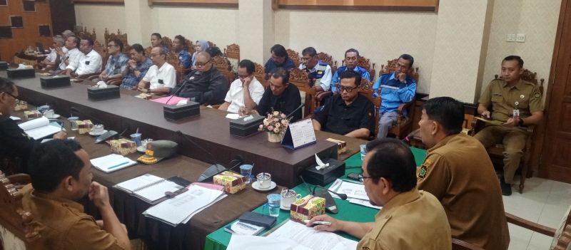 PROTES: Karyawan PT SAK dan direksi dipertemukan oleh bupati.&nbsp;