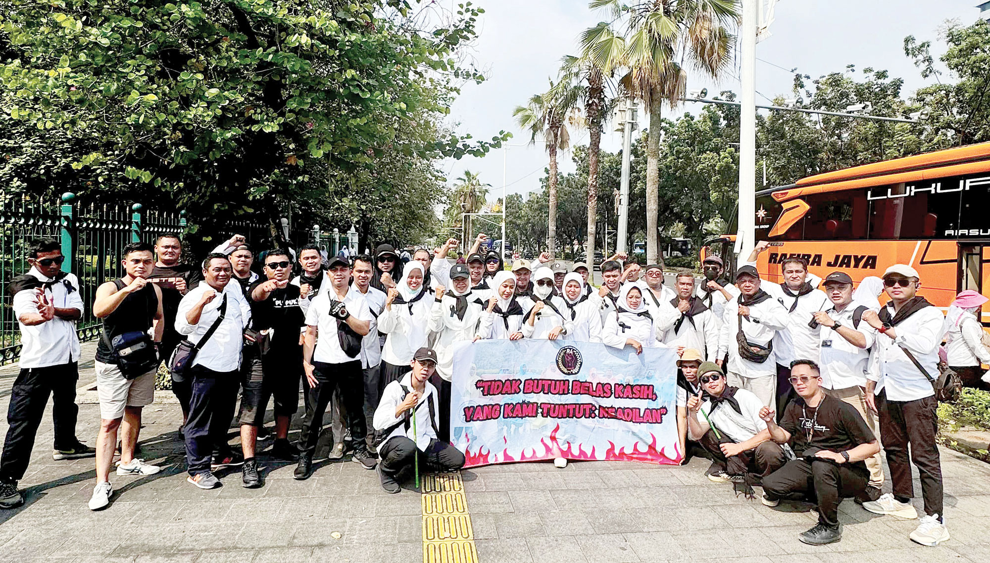 TUNTUT KEADILAN: Aliansi tenaga honorer berdemonstrasi di Jakarta tuntut hak pengangkatan.