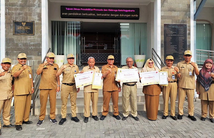 PRESTASI: Kepala Disdikpora Kota Jogja Budi Santosa Asrori (tengah) saat memberikan penghargaan kepada tiga SMP negeri berprestasi di Kantor Disdikpora Kota Jogja.