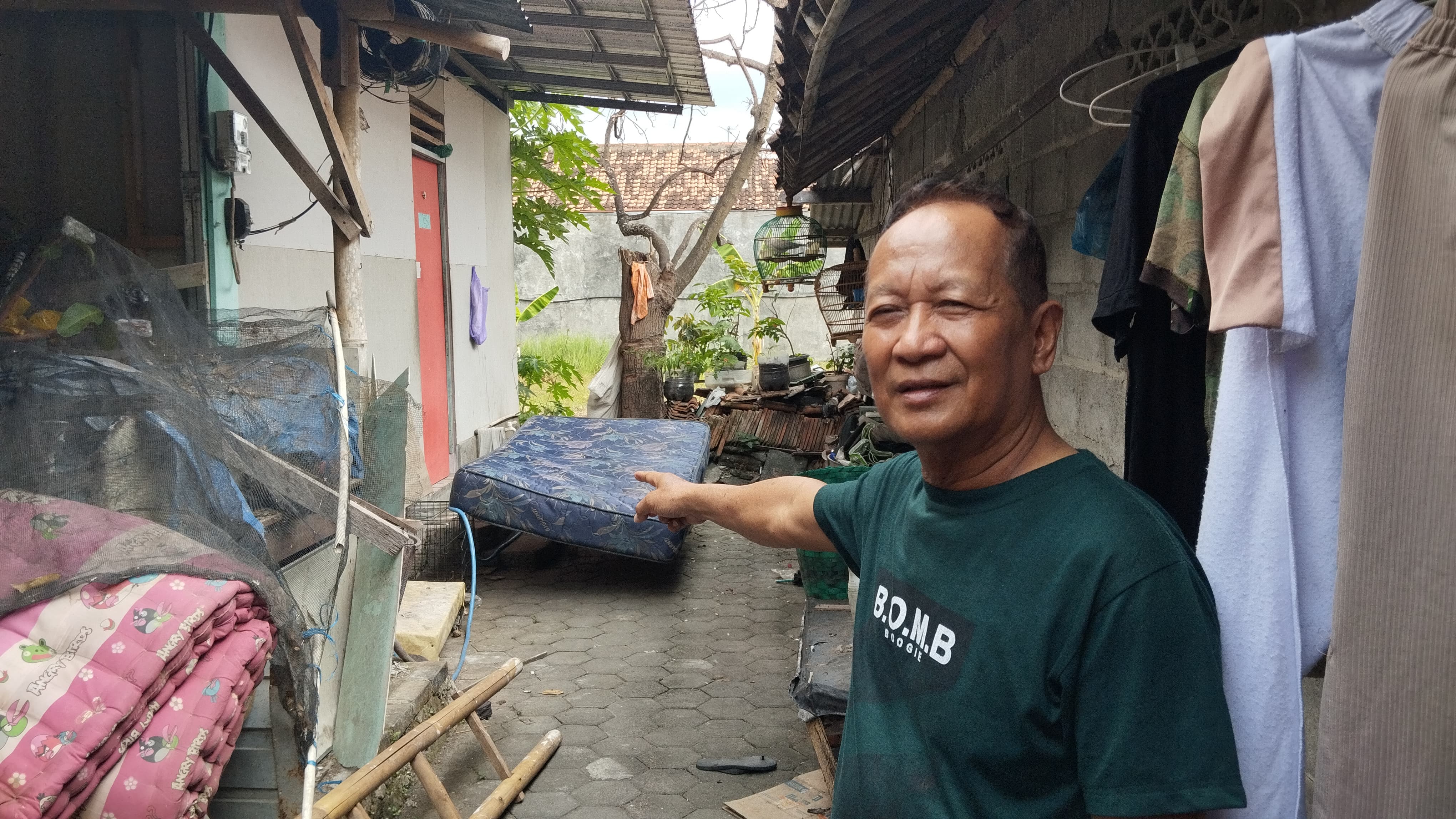 SEPI: Ketua RT Sutrisno sedang menunjuk Kontrakan Judi online di RT 11 RW 15 Plumbon, Banguntapan Senin (11/8/2025).