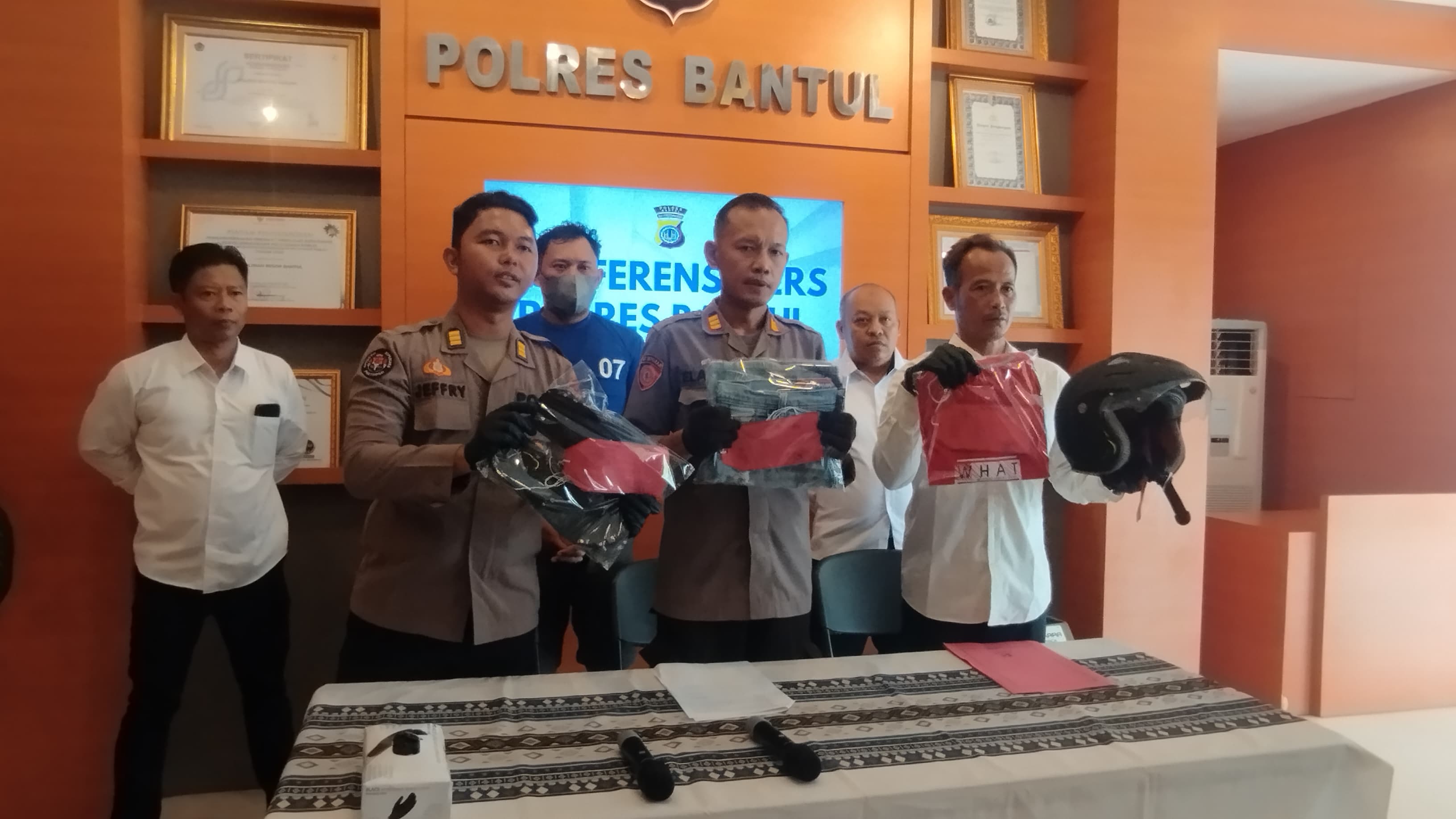 MEMPERLIHATKAN: Polisi sedang memperlihatkan barang bukti pencurian sembako Senin (11/8/2025).