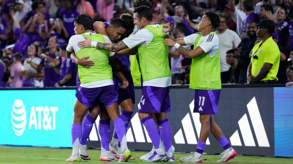 Para pemain Orlando City rayakan gol ke gawang Inter Miami dalam kemenangan telak 4-1