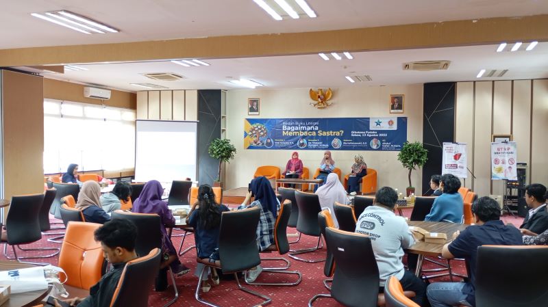 NIKMATI SASTRA: Dinas Perpustakaan dan Arsip Daerah DIY mengadakan bedah buku  dengan melibatkan 30 komunitas sastra se-DIY. Acara berlangsung di Grhatama Pustaka Selasa (12/8).