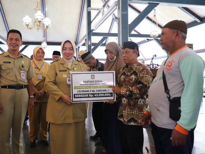Bupati Purworejo Yuli Hastuti menyerahkan secara simbolis bantuan sosial (bansos) untuk lembaga maupun perorangan.