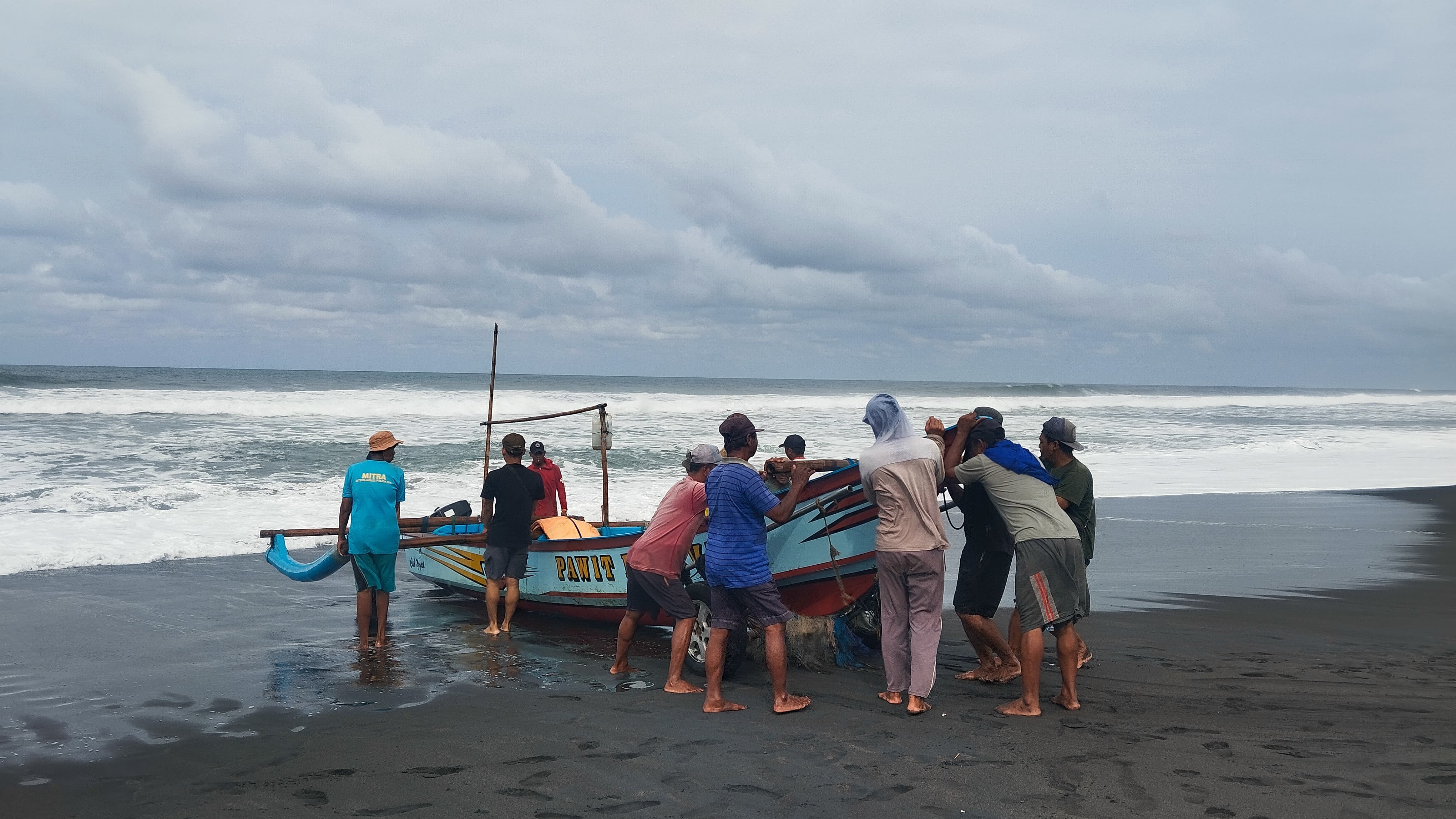 SETELAH MELAUT: Perahu nelayan di Pantai Depok bersandar di tepi pantai setelah menangkap ikan
