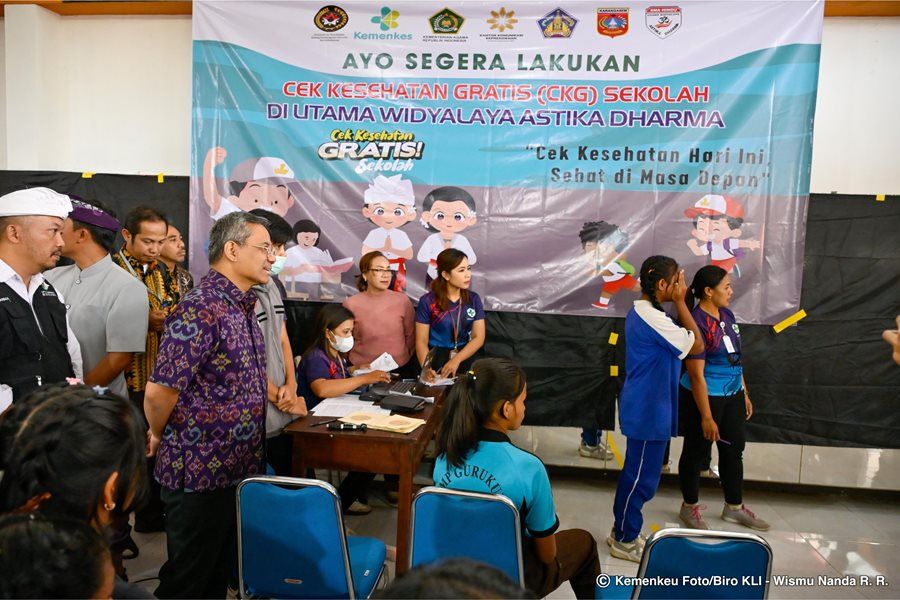 Wakil Menteri Keuangan, Suahasil Nazara melakukan kunjungan untuk memantau pelaksanaan program Cek Kesehatan Gratis (CKG) di SMA Hindu Utama Widyalaya Astika Dharma, Kabupaten Karangasem, Bali.