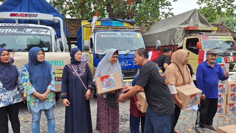 Paguyuban Sopir Truk Jogja Express (Jogjess) bersama jajaran Polda DIY melakukan kegiatan bagi-bagi sembako dan bendera
