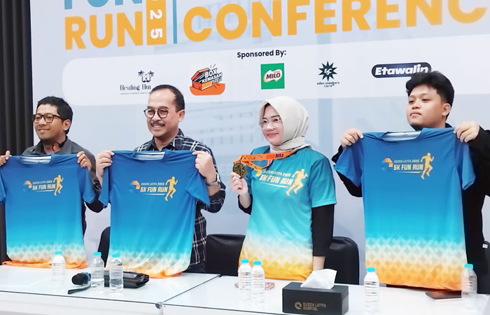 AYO LARI: Direktur RSU Queen Latifa dr Sigit Riyarto (kiri nomor dua) saat berfoto bersama panitia.