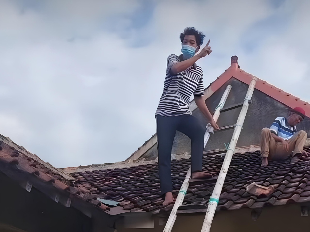 Live Instagram di atap rumah ,pemuda bantul dibujuk turun dan selamat. (Instagram JogjaInfo)