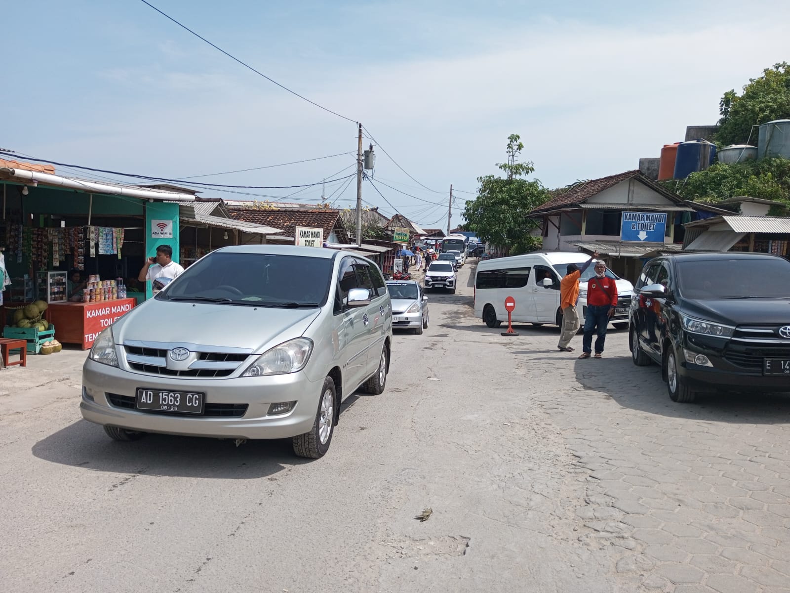 Kondisi Pantai Drini dipenuhi kendaraan pribadi saat libur akhir pekan pada Sabtu lalu (9/8).