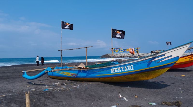 Bendera One Piece berkibar di kapal nelayan Kulon Progo.