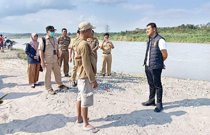 BELUM KANTONGI PERIZINAN: Tim gabungan berdiskusi dengan sejumlah penambang saat melakukan penertiban tambang ilegal di Padukuhan Mendiro, Kalurahan Gulurejo, Kapanewon Lendah, Senin (12/8/2025).