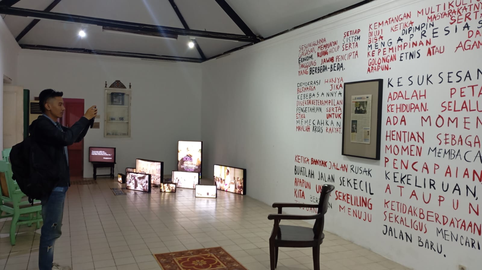 Suasana di Omah Jayeng pada Selasa (12/8/2025) malam. Tempat tersebut merupakan rumah masa kecil sutradara Garin Nugroho yang kini dibuka jadi ruang publik.